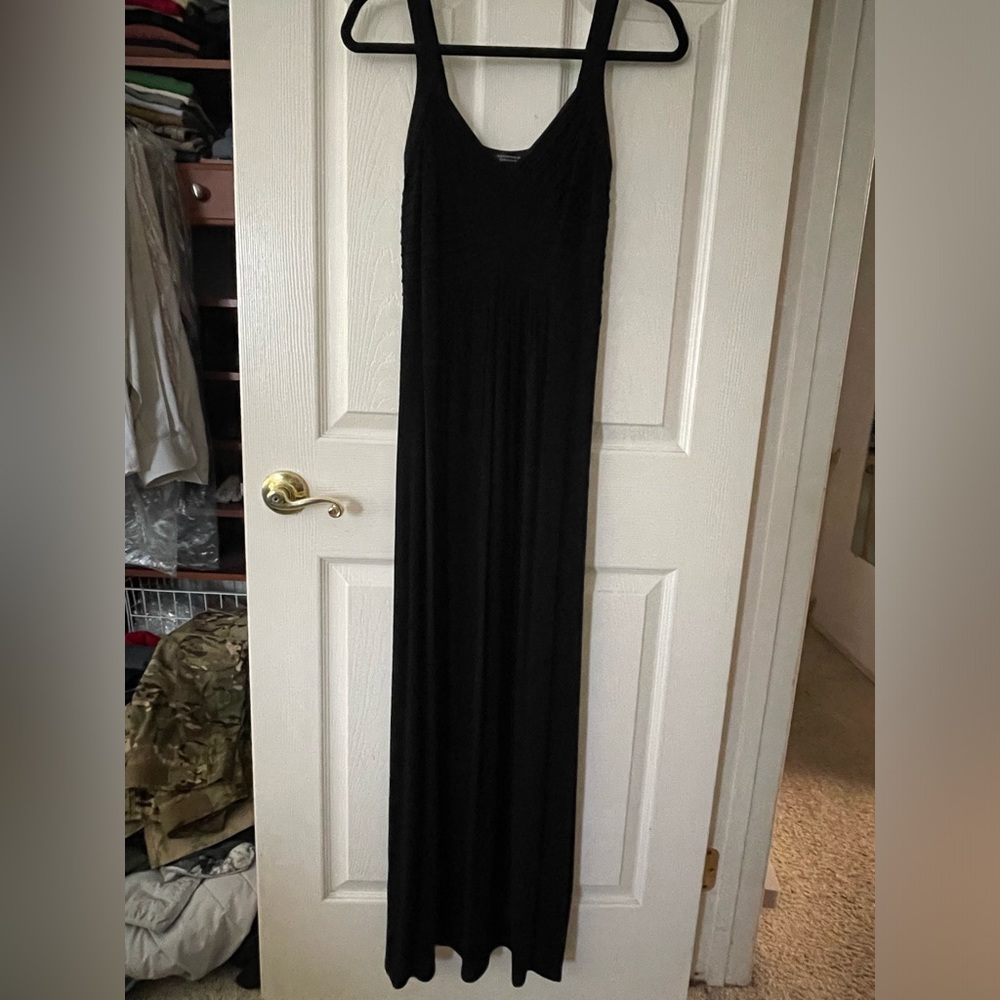 Long black dress
Simple with chest design
Maxi dress